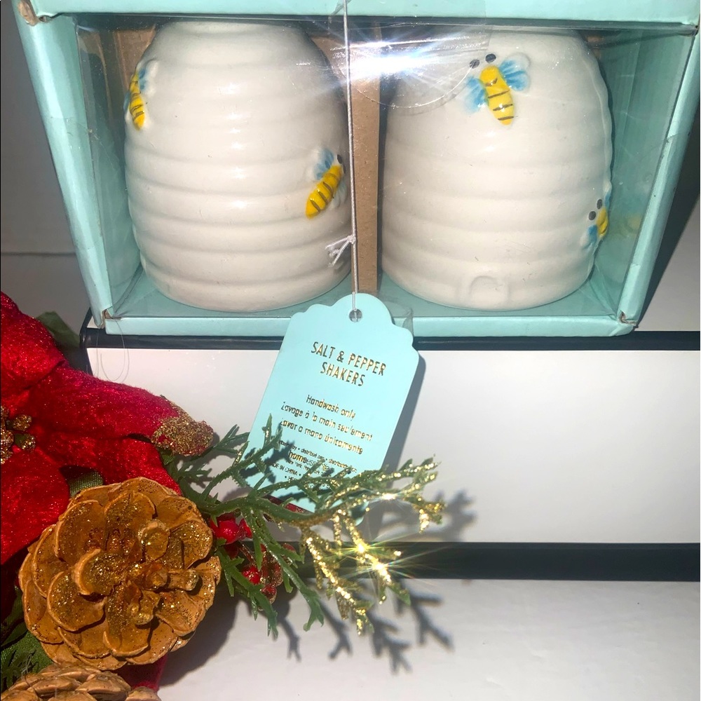 Brand New Honeybee Salt & Pepper Shakers